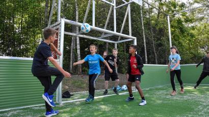 Bild: Stephan Huber
Die Klasse 4a der örtlichen Grundschule eröffnete den Soccer- und Basketballcourt in Hahnbach.
