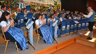 Bild: jr
Die Stadt- und Jugendblaskapelle „Grenzlandbuam“ gab am Samstag ein tolles Muttertagskonzert in der Aula der Grundschule Bärnau. Die 45 Musiker spielten unter der Leitung von Günther Freundl (rechts).
