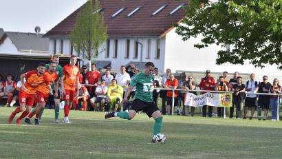 Bild: Hubert Ziegler
Sichere Schützen: Das 1:0 für den ASV Haselmühl im Relegationsspiel gegen den SC Germania Amberg. In der 10 .Minute verwandelte Daniel Ibler einen Elfmeter.