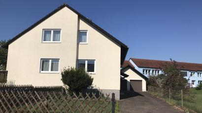 Bild: mma
Dies wird das neue Haus für die AOVE. Anstelle der Garage kommt das grüne Klassenzimmer der Max-Prechtl-Schule.