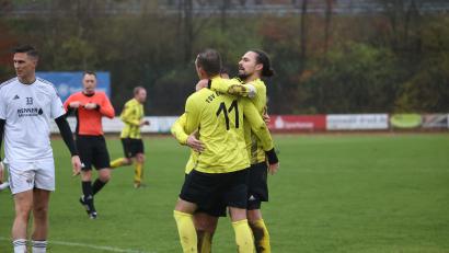Bild: Dieter Jäschke
Jubelnde Spieler in Schwarz-Gelb – das wünscht sich der TSV Erbendorf am Freitagabend in Vilseck, wenn es in der Bezirksliga-Relegation gegen den 1. FC Rieden geht.