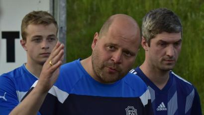 Bild: mhs
Schmidgadens Trainer Christopher Neidl (Mitte) ist mit seiner Mannschaft im ersten Relegationsspiel gegen den SV Obertrübenbach gefordert.