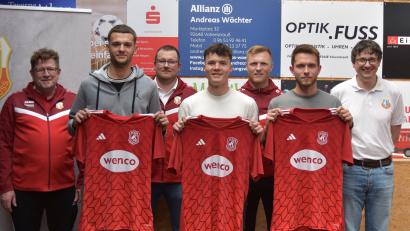 Bild: Harald Bäumler
Die Neuzugänge der SpVgg Vohenstrauß mit Trainer und Funktionären: (von links) Sportlicher Leiter Stefan Linz, Mateo Lovrinovic,, Dritter Vorsitzender Michael Riedl, Lukas Grünauer, Trainer Martin Schuster, Jonas Helgert und Erster Vorsitzender Uli Münchmeier.