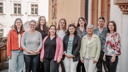 Bild: Michael Golinski, Stadt Amberg 
Die Gleichstellungsbeauftragten der Oberpfalz hielten ihr halbjährliches Treffen diesmal in Amberg ab. Von links: Tanja Schmidbauer (Landkreis Cham), Susanne Reinhardt (Weiden), Dagmar Dehner (Amberg), Daniela Keller (Tirschenreuth), Kerstin Urban (Landkreises Neustadt/WN.), Tüllin Makas (Bezirk Oberpfalz), Nadine Gräml (Amberg), Helga Forster (Landkreis Schwandorf), Sandra Gretschel (Regensburg) und Silvia Stiegler (Landkreis Regensburg).