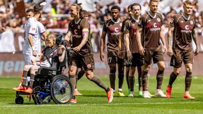 Bild: Axel Heimken/dpa
So wie der Fan hier können Rollstuhlfahrer Fußballspiele in der Bundesliga nicht immer genießen. Viele erhalten erst gar keinen Zugang.
