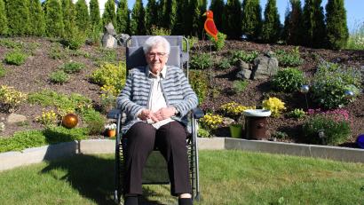 Bild: prh
Annemarie Nachtmann genießt ihr Leben in ihrem Garten. Kaum zu glauben, dass die noch vielseitig interessierte Neustädter Sportpionierin 90 Jahre alt wird.