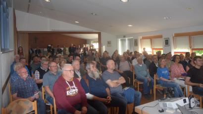 Bild: fz
Die 125 Bürgerinnen und Bürger im Pfarrsaal fühlen sich bis auf fünf über einen Batteriespeicherpark in Etzenricht gut informiert.