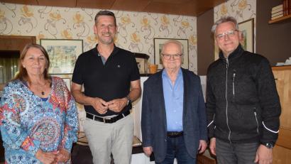 Bild: hdk
Jetzt steht der Berichterstatter einmal selbst im Mittelpunkt. Zum 80. Geburtstag von Leonhard Ehras (Dritter von links) gratulierten (von links) Seniorenbeauftragte Ute Höhlein, Bürgermeister Roman Berr und Pfarrer Markus Vedder.