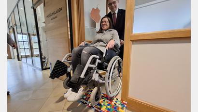 Archivbild: jua
Bianka Vollath und der Leiter des Freilandmuseums Tobias Hammerl demonstrieren, wie die Legorampe funktioniert.