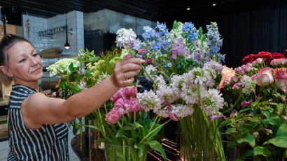 Bild: Stephan Huber
Kerstin Münch und ihre Blumen. Eine Liebe, die die Floristin seit ihrem 15. Lebensjahr begleitet. Im Concept-Store im Zentral am Marktplatz in Amberg hat ihr Geschäft "Pusteblume" eine neue Heimat gefunden.