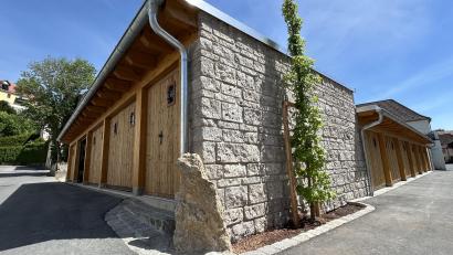 Bild: Andreas Royer 
Ein frisch gepflanzter klimatauglicher Amber-Baum setzt den Schlusspunkt hinter den Neubau eines modernen Garagenkomplexes im Sanierungsgebiet Bachviertel in Sulzbach-Rosenberg.