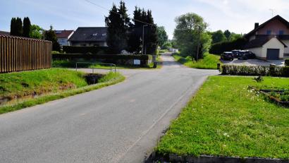 Bild: Alfred Schorner [sche] (a.schorner@t-online.de)
Zum Start des Hochwasserschutzes im Freudenberger Ortsteil Greßmühle wird jetzt erst einmal die Wasserleitung neu verlegt.