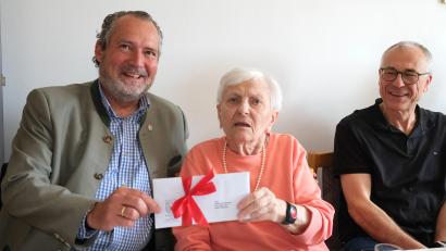 Bild: Hirsch
Bürgermeister Frank Zeitler gratulierte Katharina Zitzmann zum 90. Geburtstag und überreichte ihr ein Kuvert mit drei Nabburg-Zehnern. Auch ihr Sohn Werner Zitzmann (rechts) feierte mit der Jubilarin.