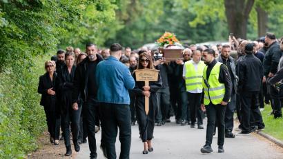 Bild: Thomas Banneyer/dpa
An der Beerdigung nahmen knapp 1.000 Menschen teil.