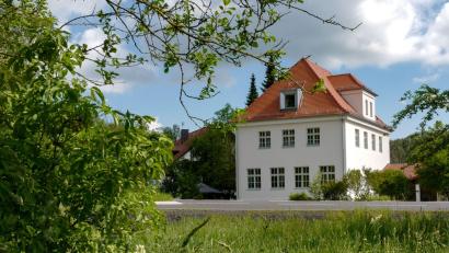 Bild: F. D. Beer
Mitten in Maiersreuth steht das alte Schulhaus, das im Rahmen der Dorferneuerung mit großzügigen Fördermitteln des Amts für Ländliche Entwicklung saniert wurde.