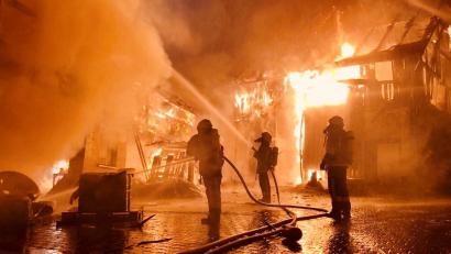 Bild: Freiwillige Feuerwehren Landkreis Bayreuth
Atemschutzgeräteträger löschen das Feuer, das einen Scheunenkomplex in Bronn vollständig zerstörte.