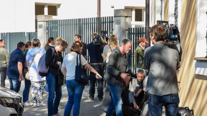Archivbild: Stephan Huber
Zum Prozessauftakt am Landgericht in Amberg haben sich am Freitag, 2. Mai, viele Pressevertreter und Prozessbeobachter versammelt. Doch kurz vor Verhandlungsbeginn hat sich der mutmaßliche Täter in U-Haft das Leben genommen.