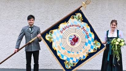 Bild: Archiv Schützenverein &quot;Fortuna 1910&quot; Schönhaid/exb
Die neue Vereinsfahne wurde 2010 geweiht. Fahnenjunker (links) war Matthias Bauer, die Patenschaft hatte Kathrin Mayer übernommen.