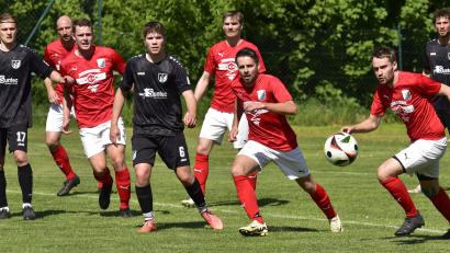 Bild: mhs
Was erwartet die Kemnather um Abwehrmann Matthias Plank (Dritter von rechts) im ersten Relegationsspiel gegen die SG Chambtal?