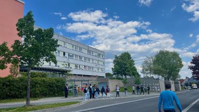 Bild: Gabi Schönberger
Schüler sammeln sich nach dem Einsatz in der Jahnstraße und warten auf den Bus. Am Eschenbacher Gymnasium kam am vergangenen Freitag eine Droh-Mail an.