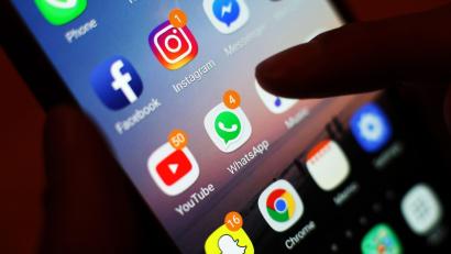 Bild: Yui Mok/PA Wire/dpa
Ein Smartphone-Display mit Symbolen von Social-Media-Apps. Eine Frau hat sich mit einem Kommentar zu einem Verbrechen in einem Netzwerk strafbar gemacht und muss nun vor dem Schwandorfer Amtsgericht die Konsequenzen tragen.