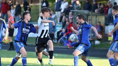 Bild: Dieter Jaeschke
Der SV Neusorg (schwarz-weiße Trikots) besiegt die SG Utzenhofen/Kastl mit 2:1 nach Verlängerung.