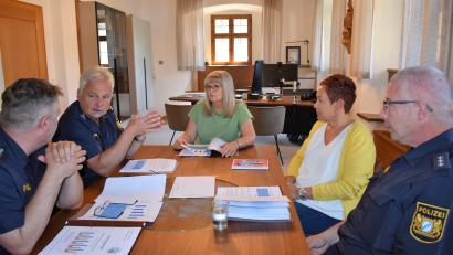 Bild: rgr
Der Dienststellenleiter der Polizeiinspektion Eschenbach, Werner Stopfer (Zweiter von links), und Polizeihauptkommissar Thorsten Fiebiger (links) beim Sicherheitsgespräch mit zweiter Bürgermeisterin Anita Heßler. Mit dabei war auch der Kontaktbeamte Martin Behrendt und Sabina Wächter-Sollfrank.