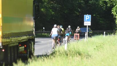 Bild: Gabi Schönberger
Auf der Staatsstraße 2166 fahren sowohl Fahrradfahrer als auch Kraftfahrzeuge über den Fischerberg. Einen durchgehenden Fahrradweg gibt es bisher nicht.