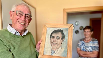 Bild: Gabi Schönberger
Robert Dotzauer mit einem gemalten Portrait von sich, es zeigt ihn im Alter von 50 Jahren. Damals war er Bürgermeister in Eschenbach. Im Hintergrund steht seine Frau Agnes.