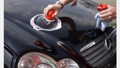 Symbolbild: Andrea Warnecke/dpa
Alles glänzt, aber: Reinigungsmittel fürs Auto können gefährliche Chemikalien enthalten. In dem Fall gibt es ein Gefahrensymbol auf der Verpackung und sie muss als Sondermüll entsorgt werden.