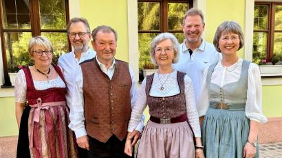 Bild: Marina Schuch
Von links: Beate Rehaber, Stefan Rehaber, der Jubilar Franz Rehaber und seine Frau Josepha Rehaber zusammen mit Bürgermeister Alwin Märkl und Maria Rehaber-Graf.