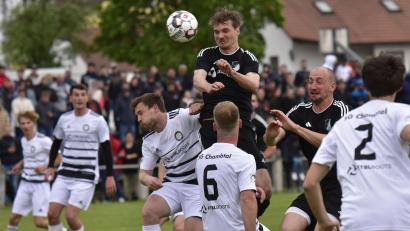 Bild: ham
Jan Kasseckert köpft knapp neben das Tor. Es war eigentlich die einzige Chance der Kemnather in der ersten Hälfte. Am Ende verlor die Buchberg-Elf mit 0:2.