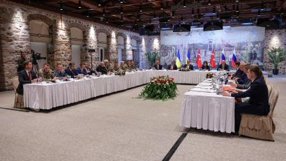 Bild: Handout/Türkisches Außenministerium/dpa
In Istanbul haben erstmals seit drei Jahren ukrainische und russische Vertreter direkte Gespräche über den Ukraine-Krieg geführt.