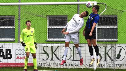 Archivbild: G. Büttner
Schon das Hinspiel gewann die SpVgg SV Weiden (rechts Felix Behnke) gegen den TSV Karlburg mit 5:1. Das letzte Saisonspiel führt die Weidener zu den Unterfranken.
