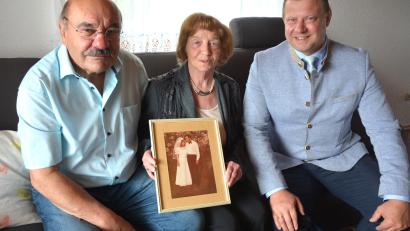 Bild: jr
Goldene Hochzeit feierten am Freitag Anita und Hans Fuchs in Mitterteich. Die Glückwünsche der Stadt überbrachte Bürgermeister Stefan Grillmeier (rechts) mit einem Blumenpräsent.