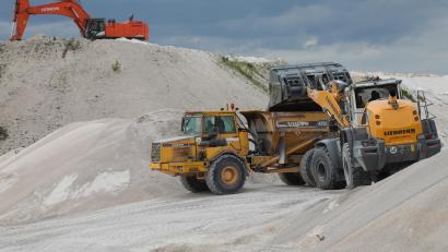 Bild: Wolfgang Steinbacher
Die Amberger Kaolinwerke (AKW) bauen in Schnaittenbach und Hirschau die Rohstoffe Kaolin, Feldspat und Quarz ab. Das Unternehmen will nun mächtig in den Doppelstandort investieren. Dagegen hat sich aber Widerstand formiert.