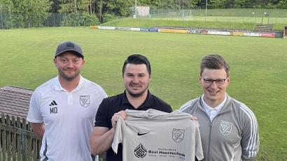 Bild: Christian Hondl/exb
Moritz Riehl (links), Abteilungsleiter Fußball bei der DJK Utzenhofen, und Alexander Baumer (rechts), Beisitzer beim TuS Kastl, freuen sich über die Verpflichtung des neuen Trainers Daniel Hausner.