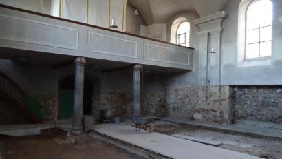 Bild: Houschka
Das Innere der Wolfringer Kirche ist zu einer Baustelle geworden. Die Bänke sind zwischengelagert. Wo sie über Jahrhunderte hinweg ihren Platz hatten, schaut momentan das blanke Erdreich heraus.