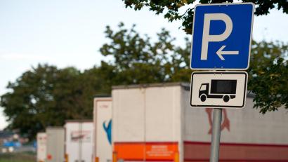 Bild: Inga Kjer/dpa
Geparkte Lastwagen stehen auf einem Autobahnrastplatz. "Planenschlitzer" haben zuletzt zweimal in der Region zugeschlagen und Ladung aus den Aufliegern gestohlen.
