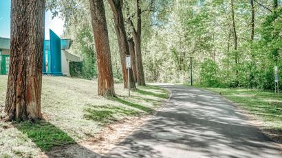 Bild: Stadt Amberg/Michael Golinski
Die Sanierung des Geh- und Radwegs am Kurfürstenbad in Amberg ist abgeschlossen.