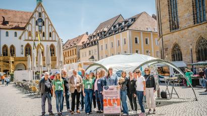 Bild: Michael Golinski/Stadt Amberg
Ambergs zweiter Bürgermeister Martin Preuß (Vierter von links) zeigte sich begeistert vom Besuch der bundesweiten "Viel Gut Tour" auf dem Amberger Marktplatz.