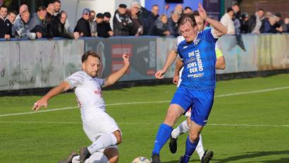 Bild: war
Etzenrichts Pasieka (rechts) muss beim SV Inter Bergsteig mit einem Kampf rechnen. Die Vilsstädter spielen gegen die Abstiegsrelegation.