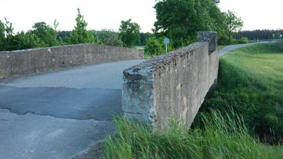 Bild: rhi
Diese Brücke über den Fensterbach in Irrenlohe dürfen künftig nur noch Radfahrer und Fußgänger benutzen. Zur Sicherheit erhält die Brüstung einen Handlauf.