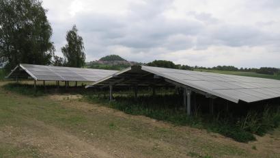 Bild: adj
Der Solarpark "Am Hart" in Parkstein ist offiziell in Betrieb genommen worden.