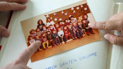 Bild: Wolfgang Steinbacher
Der Kindergarten Michelfeld hat seine früheren Schützlinge gebeten, ihm Fotos aus den 51 Jahren seines Bestehens zur Verfügung zu stellen. Für viele Michelfelder eine willkommene Gelegenheit, etwas Nostalgie zu pflegen. Das Foto zeigt eine der ersten Kindergartengruppen Mitte der 70er Jahre.