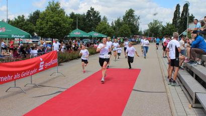 Archivbild: Rudolf Brikmann/exb
Der letztjährige Zieleinlauf des Schwandorfer Landkreislaufes in Oberviechtach