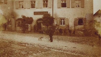 Repro: Gotthard Kemmether
Als Schenkung erhielten das Stadtarchiv und das Stadtmuseum vor kurzem verschiedene Erinnerungsstücke aus der Sindersbergerschen Apotheke in Nabburg.