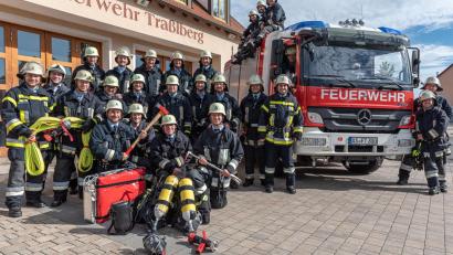 Bild: Archiv Feuerwehr Traßlberg
Bei der Gründung vor 130 Jahren wurden die Aktiven der Freiwilligen Feuerwehr Traßlberg per "Handgelübte" verpflichtet, "im Diensteifer nie zu erlahmen", was nach wie vor für die 87 aktiven Feuerwehrdienstleistenden gilt. Selbst für schwierige Einsätze sind sie mit einem modernen Fahrzeugpark bestens vorbereitet.