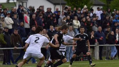 Bild: mhs
Andreas Plank (am Ball) versucht sich gegen die Chambtaler durchzusetzen. Hinten rechts sein Zwillingsbruder Matthias.
