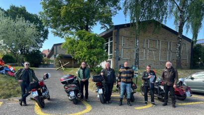 Bild: Wilhelm Koch
Die Kraftradgruppe Frohsinn vor dem Tempel-Museum in Etsdorf.Von links: Kai Fleming, Andreas Eucker, Eggs Gildo, Arno Frank, Oliver Maria Schmitt und Till Mette.